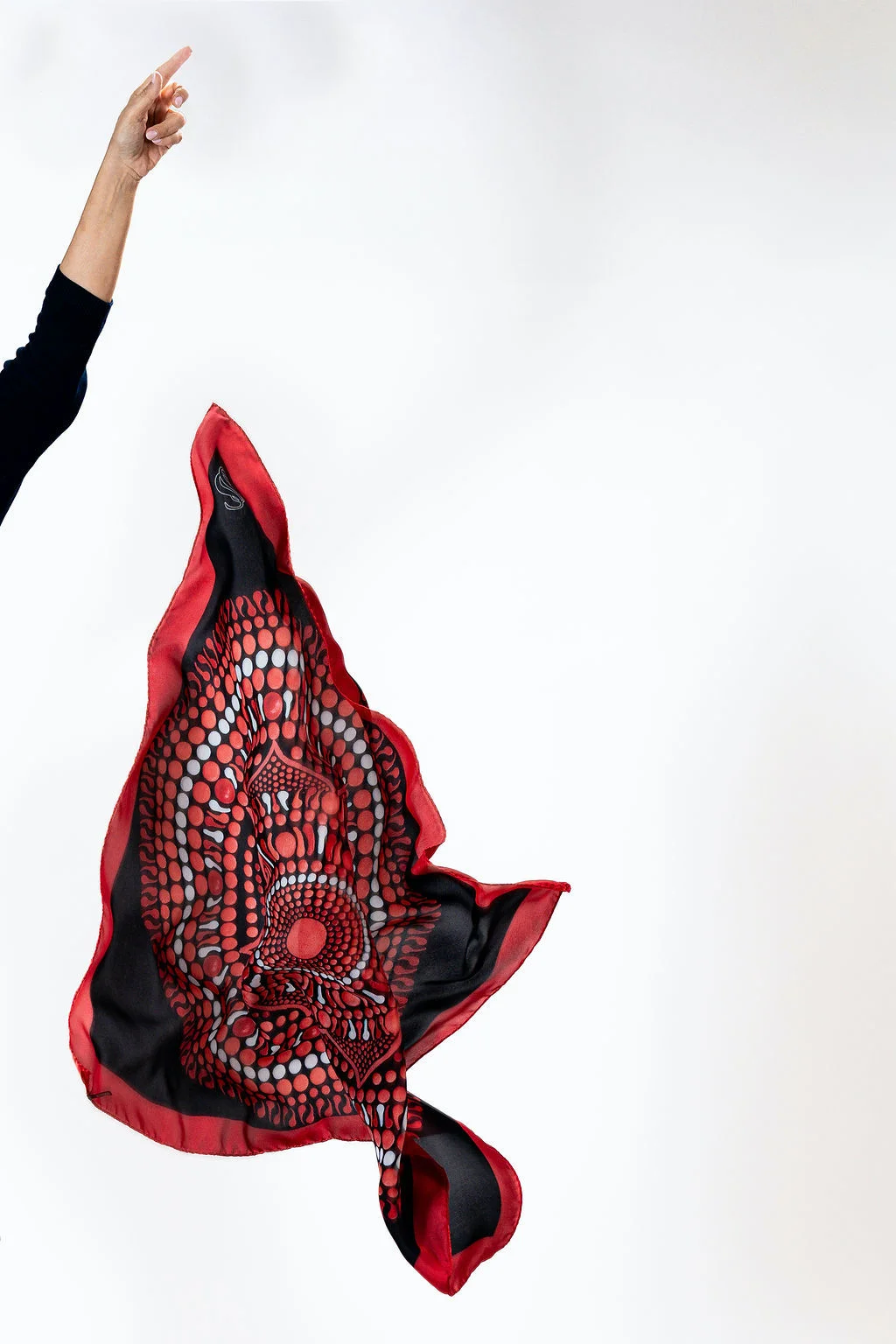 Seta-Sole-Foulard-di-seta-a-Como-rosso